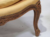 Paire de bergères en bois mouluré et sculpté, le dossier de … (photo 6)