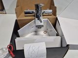 une boîte contenant une paire de ciseaux