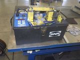 une boîte à outils contenant tout un tas d'outils
