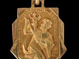 un gros plan d'une médaille d'or sur fond noir