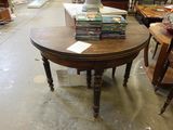 une table sur laquelle sont posés de nombreux livres