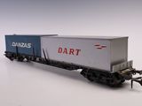 un petit train sur une surface blanche avec un fond blanc