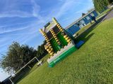 un toboggan aquatique gonflable au milieu d'un champ