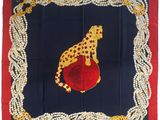 un gros plan sur une écharpe rouge et bleue ornée d'une girafe