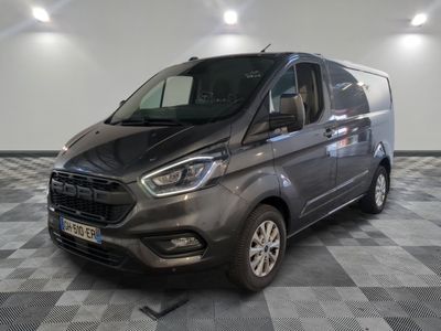 La nouvelle fourgonnette Ford Transit est garée dans une grande pièce.