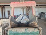 un tracteur garé dans un garage