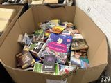 une boîte en carton remplie de livres posée par terre