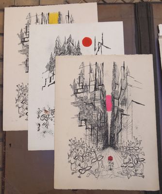Plusieurs dessins sont accrochés au mur d'une pièce.