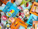 une boîte remplie de bougies de toutes sortes