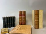plusieurs vieux livres sont posés sur une table les uns à côté des autres