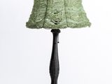 une image d'une lampe de table avec un abat-jour vert