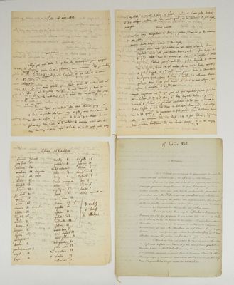 quatre pages de manuscrits écrits à la main sur un support blanc