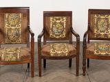 trois chaises en bois avec un revêtement à motifs floraux, revêtement à motifs floraux, revêtement à motifs floraux, revêtement à motifs floraux, revêtement à motifs floraux, revêtement à motifs floraux, revêtement à motifs floraux, revêtement à motifs floraux, revêtement à motifs floraux