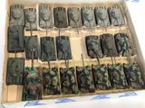 beaucoup d'objets militaires dans une boîte posée sur la table