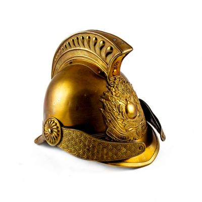 un casque doré orné d'un dragon sur un fond blanc