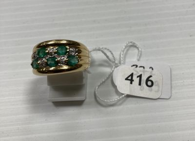 Gros plan sur une bague avec une étiquette de prix.