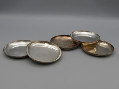 SAINT MEDARD, 5 coupelles ou dessous de verres en métal arge…