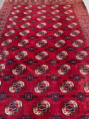 un tapis rouge orné d'un motif en médaillon sur sa face inférieure