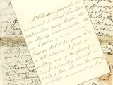 quelques vieilles lettres et un bout de papier sur lequel il y avait des inscriptions
