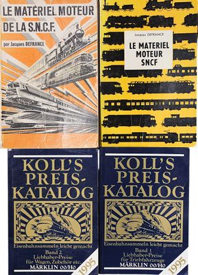 deux livres sont posés l'un à côté de l'autre sur une table