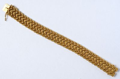 bracelet à chaîne plaqué or avec un fermoir, sur fond blanc
