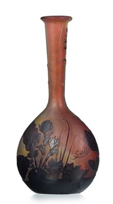 un vase avec une peinture sur fond blanc