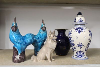 trois vases posés sur une étagère, avec un chien et un chat