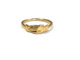 gros plan d'une bague en or sur fond blanc