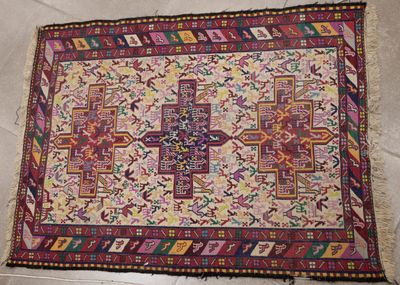 un tapis orné d'une croix posé sur un sol carrelé