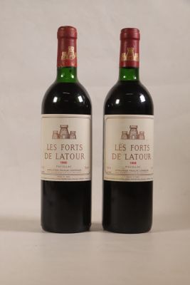 deux bouteilles de vin rouge posées l'une à côté de l'autre sur une table