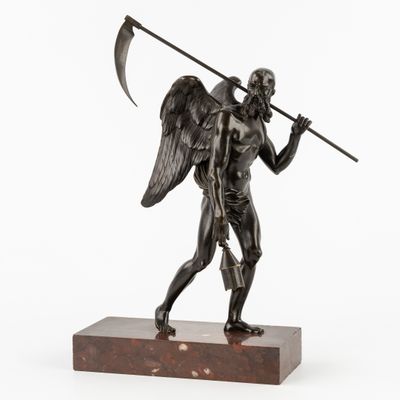 une statue en bronze représentant un ange tenant une faux, posée sur un socle en marbre
