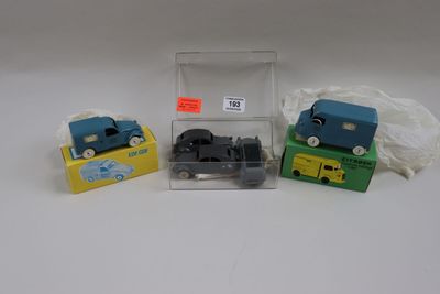 trois petites voitures exposées dans une vitrine