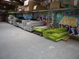 de nombreuses piles de cartons sur une palette dans un entrepôt