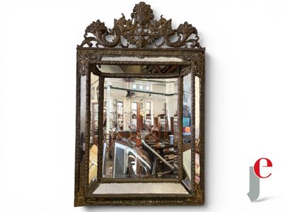 un miroir accroché au mur d'une pièce
