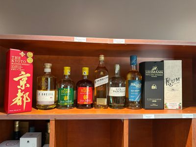 de nombreuses bouteilles d'alcool sur une étagère dans un magasin