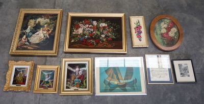 beaucoup de photos et de tableaux encadrés par terre