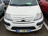 une voiture blanche garée dans un parking à côté d'autres voitures