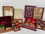 beaucoup de cartes dans une boîte posée sur la table