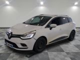 la voiture blanche est garée sur un sol en damier dans le garage