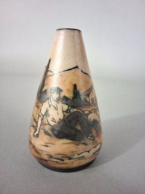 un vase sur lequel est représenté un homme et un cheval