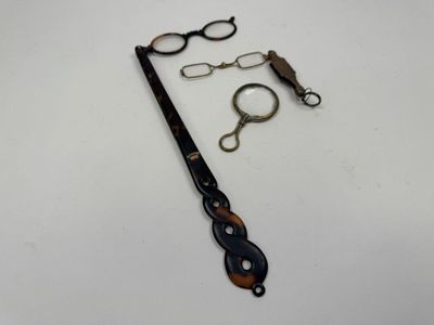 une paire de ciseaux et une paire de lunettes posées sur une table