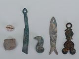 plusieurs types d'objets métalliques exposés sur une surface blanche