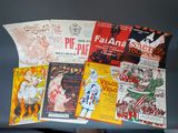 de nombreuses affiches de films anciens exposées sur une table