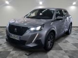 la voiture argentée est garée dans le garage sur le sol en damier