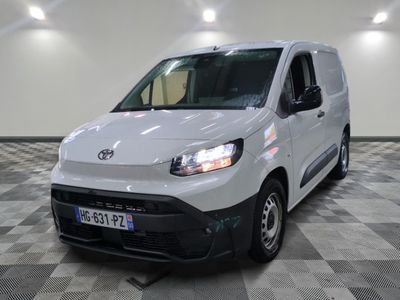 la camionnette blanche est garée dans une grande pièce au sol en damier