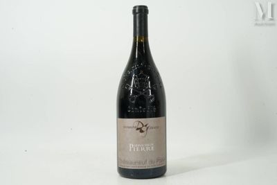 une bouteille de vin posée sur une table