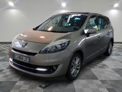 la photo d'une voiture argentée garée dans un garage