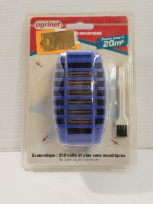 un petit porte-brosse à dents bleu contenant une brosse à dents