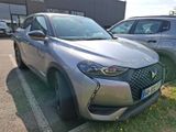 une voiture argentée garée dans un parking à côté d'autres voitures