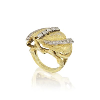 gros plan d'une bague en or avec des diamants sur fond blanc